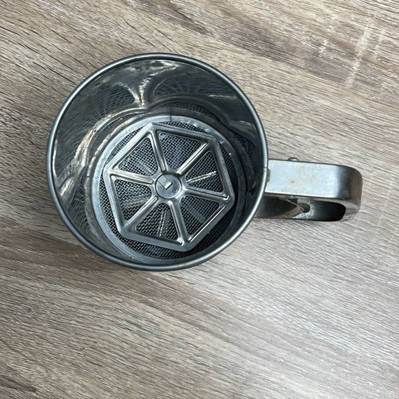 Vintage Flour Sifter Metal 2 Cup - Picture 2 of 7